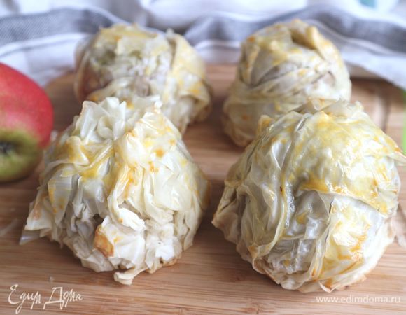 Поместить на противень, застеленный пекарской бумагой. Поставить в духовку на 20-25 минут. Вынуть, дать остыть.