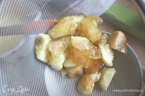 Приготовить яблочный соус. Яблоки (можно очистить, можно этого не делать) нарезать, освободить от семенной части, перемешать с сахарным песком и лимонным соком, довести до кипения и слегка уварить, пока яблоки не станут мягкими. Протереть через сито.