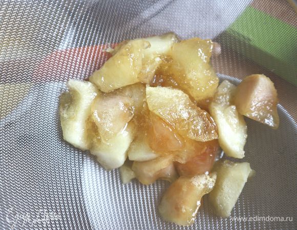 Приготовить яблочный соус. Яблоки (можно очистить, можно этого не делать) нарезать, освободить от семенной части, перемешать с сахарным песком и лимонным соком, довести до кипения и слегка уварить, пока яблоки не станут мягкими. Протереть через сито.