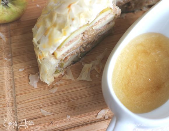 Подавать яблоки в тесте с соусом.