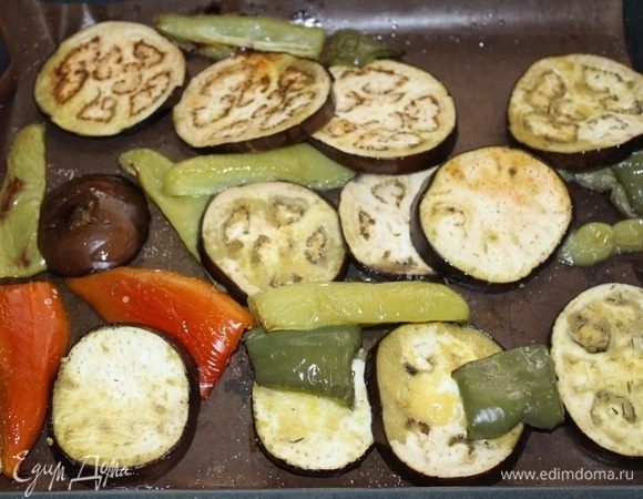 Баклажаны и перцы порезать кусочками, посолить, обмазать оливковым маслом, посыпать тимьяном и отправить в духовку на 20-25 минут при 180°С.