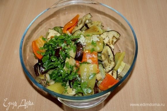 Вынуть овощи из духовки, добавить измельченный чеснок и зелень, посолить, поперчить по вкусу, приправить оливковым маслом. Перемешать.