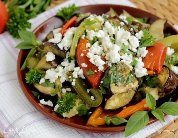Выложить салат на блюдо и посыпать измельченной фетой.