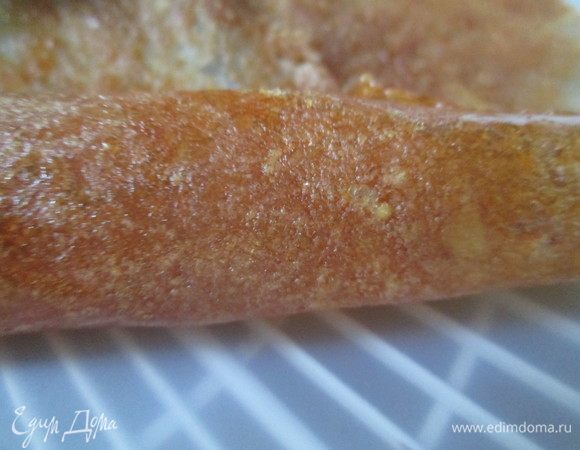 По истечении времени готовую пастилу снимаем, сворачивая рулетом.