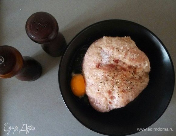 Добавляем в него яйцо, соль и перец (по вкусу).