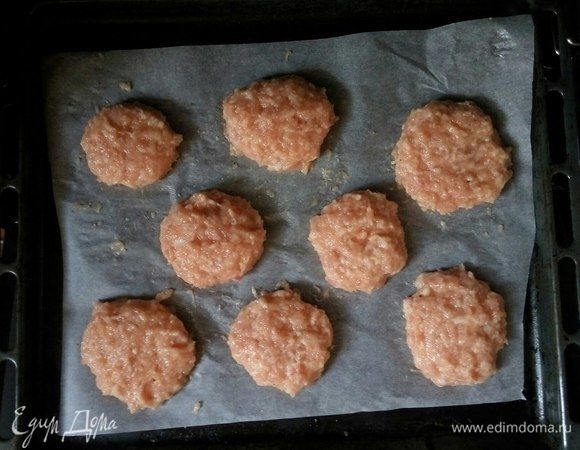 Лепим котлетки и выкладываем на противень, застеленный пергаментом. Можно не смазывать.
Ставим в слегка разогретую духовку на третью полку (из пяти) примерно на 30 минут (через 15 минут необходимо перевернуть, чтобы и с другой стороны подрумянились).