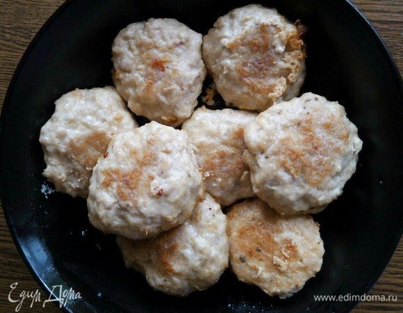 Вуаля! Твои идеальные котлетки готовы. Безумно вкусно! Приятного аппетита.
И да, улыбнись пожалуйста :)