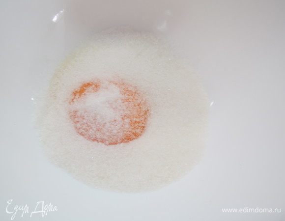 Яйцо и желток взбиваем с 40 г сахара в течение 1 минуты. 