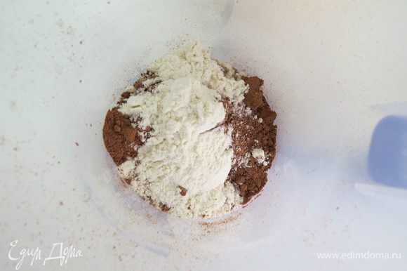 Все сухие ингредиенты, муку миндальную, пшеничную и какао перемешиваем до однородности венчиком, затем подсыпаем к желтково-масляной массе, перемешиваем на низких оборотах миксера.