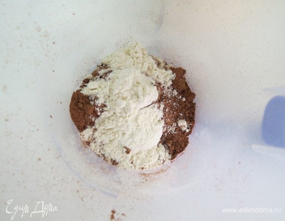 Все сухие ингредиенты, муку миндальную, пшеничную и какао перемешиваем до однородности венчиком, затем подсыпаем к желтково-масляной массе, перемешиваем на низких оборотах миксера.