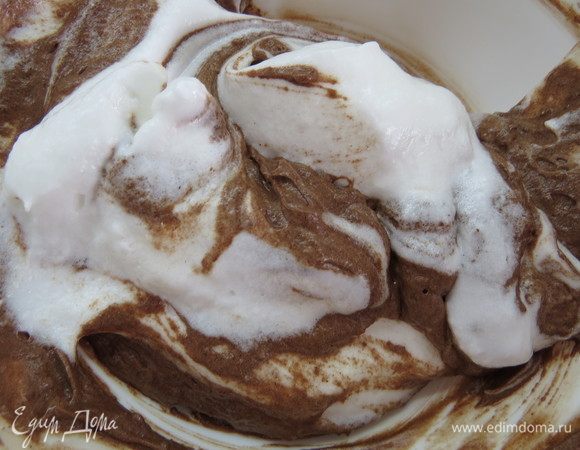 В несколько приемов вводим взбитые белки, аккуратно вымешиваем лопаткой.