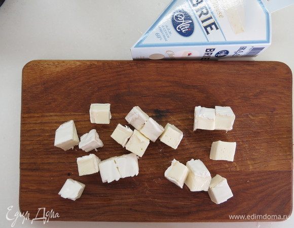 Нарезаем сыр бри кубиками.