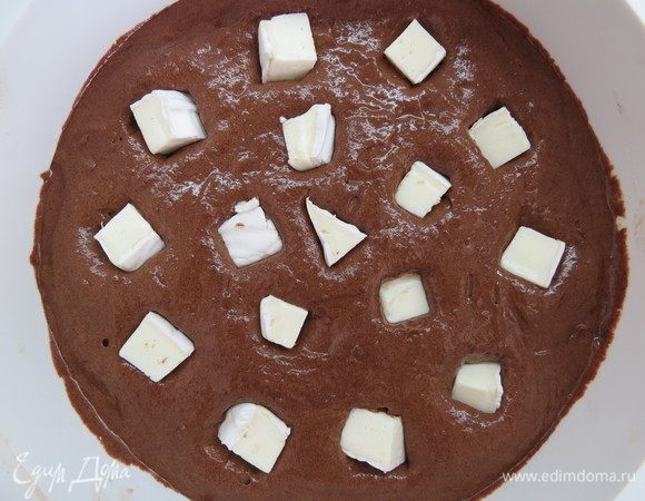 Выкладываем тесто в форму (у меня силиконовая D=18 см), сверху равномерно распределяем кусочки бри, утапливая их в тесте. Выпекаем минут 20 в разогретой до 180°С духовке.