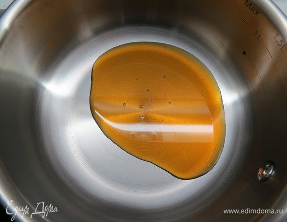 В ковшик с толстым дном выливаем 20 г кленового сиропа, нагреваем. Кленовый сироп можно заменить 20 г сахара и нагреть его до состояния карамели. Если будете делать карамель из сахара, сахар ни в коем случае не помешивайте до тех пор, пока он не переплавиться в карамель, иначе сахарная масса схватится в леденец.