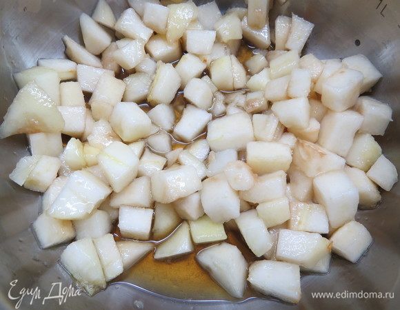 Грушу очистить, нарезать кубиком, выложить в кленовый сироп.