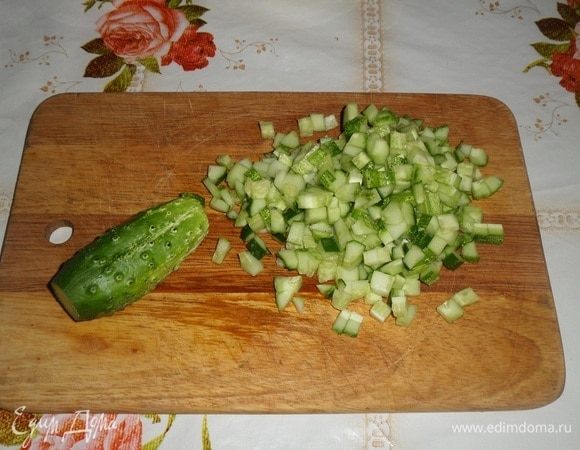Нарезаем кубиком свежие огурчики.