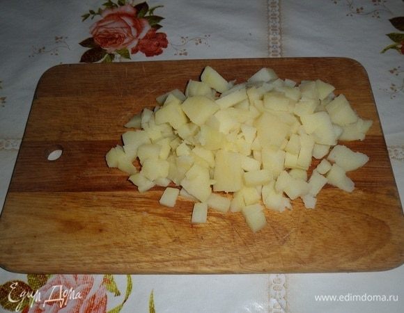 Нарезаем кубиком отварной молодой картофель.