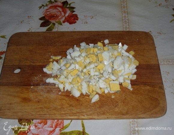 Нарезаем кубиком отварные яйца.