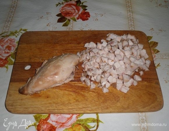 Нарезаем кубиком подкопченую куриную грудку.