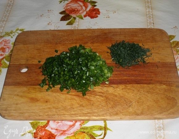 Нарезаем зелень.