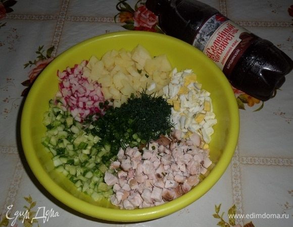 Выкладываем нарезанные ингредиенты в глубокую чашку.