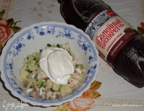 Выкладываем каждому в тарелку нарезанные ингредиенты, добавляем сметану и соль. Перемешиваем. 