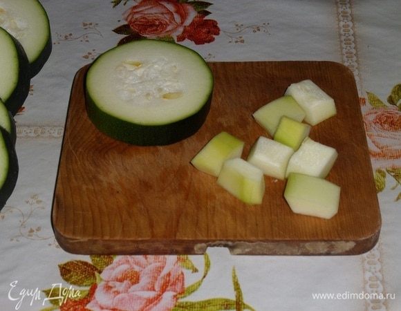 Очищаем кусочки кабачков от кожуры и семечек. Вес очищенных кабачков — 1,650 кг.
