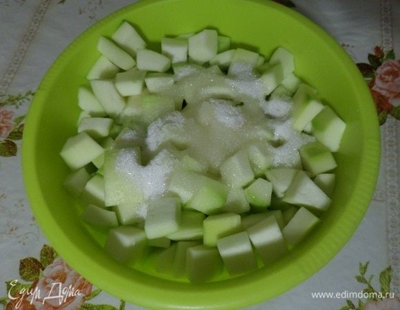 Выкладываем кусочки кабачков в глубокую чашку. Добавляем лимонный сок и сахар (отложив 1 ст. л.).