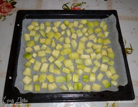 Выложить кусочки кабачков на противень, застеленный пергаментом.