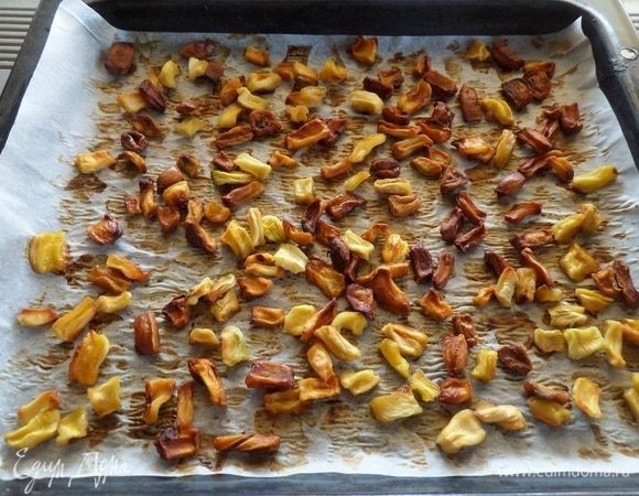 Поместить противень в духовку. Можно приготовить в электросушилке. 
Я готовила в духовке 4,5 часа при 80-100°С.