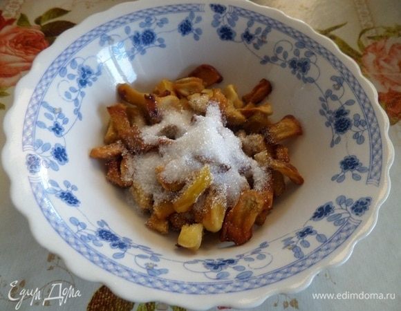 Остуженные кусочки кабачков выложить в чашку. Добавить 1 ст. л. сахара.Перемешать.