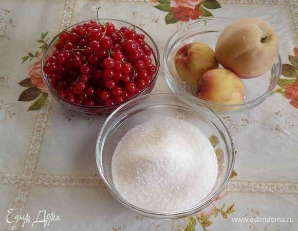 Подготавливаем продукты. Аккуратно промываем водой красную смородину.