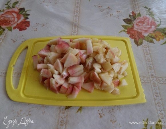 Промываем водой и нарезаем персики. 