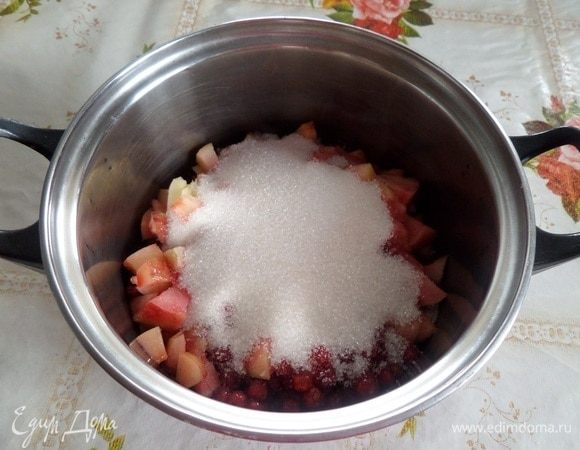 В кастрюлю выкладываем ягоды и нарезанные персики. Добавляем сахар.