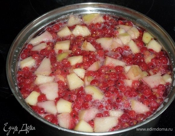 Ставим кастрюлю на огонь. Доводим до кипения.