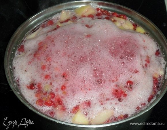 Варим компот 3-5 минут. Снимаем кастрюлю с огня. Компот остужаем и процеживаем. 