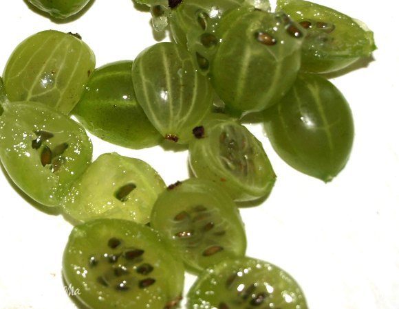 Крыжовник хорошо промыть, очистить от плодоножки. Если крыжовник крупный, то можно разрезать на две части.