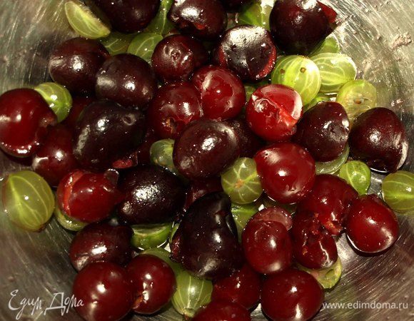 Вишню, черешню хорошо промыть. Удалить хвостики и косточки.