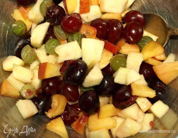 Персик и яблоко нарезать небольшими кусочками. Яблоко можно очистить от кожуры.  Соединяем ягоды и фрукты. Перемешиваем.