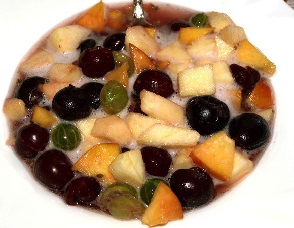 Раскладываем в порционные тарелки, заливаем квасом (количество кваса по вкусу). Даем настояться 1 минуту.