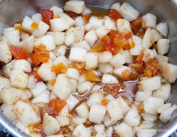 Добавляем ванильный экстракт, апельсиновые цукаты, курагу, лимонную цедру.