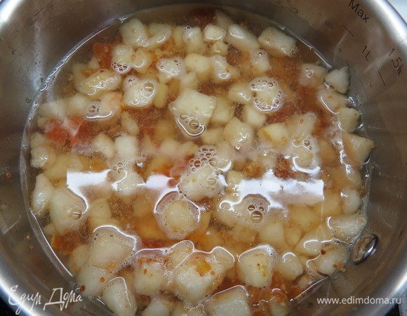 После того как груша даст сок, вливаем десертное белое вино (у меня  белое полусладкое). Доводим до кипения.
Тем временем смешиваем пектин с 10 г сахара и тонкой струйкой при постоянном помешивании всыпаем пектин в грушево-винную смесь. Варим при постоянном помешивании пару минут. 