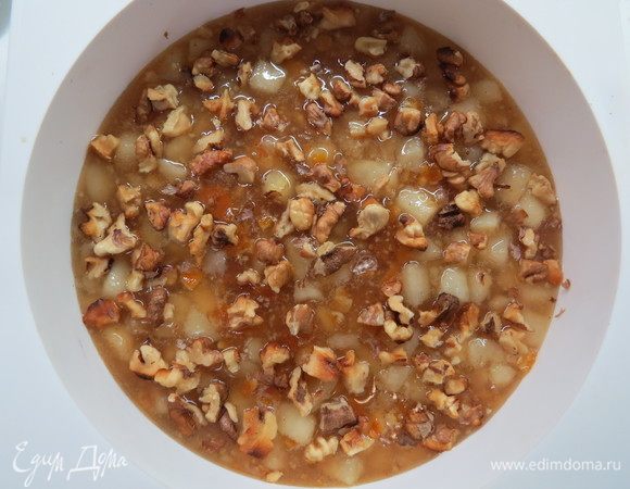 Затем выливаем в кольцо или силиконовую форму (у меня D=18 см), сверху распределяем грецкие орехи. Замораживаем в морозилке для удобства дальнейшей сборки.