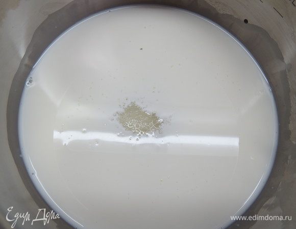 В ковшик наливаем молоко, добавляем сахар и ставим на небольшой огонь. 