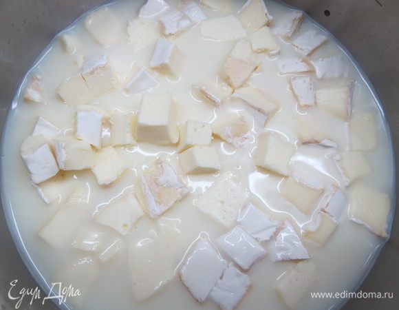 Сыр бри нарезаем кусочками и отправляем в теплое молоко. Нагреваем молоко до растворения сыра, ну, у меня терпения не хватило, я еще погружным блендером пробила, а потом помешивала до полного растворения. 