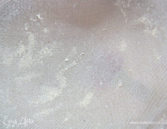 Полученную молочно-сырную смесь процедить через сито, чтобы избавиться от кусочков сырной корочки и т.д.