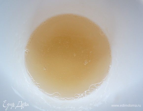 Желатин замачиваем согласно инструкции, затем распускаем до растворения и вводим в горячее сырное молоко.