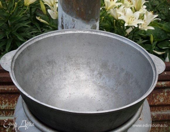 Готовить плов я буду в казане, используя вот такую печку на дровах.