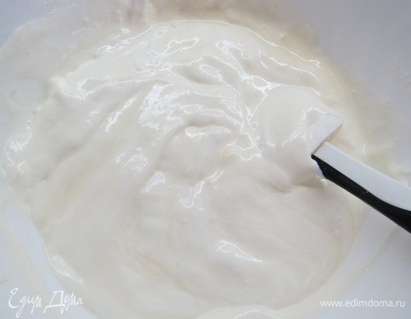 Когда молочно-сырная масса остынет до комнатной температуры, вводим взбитые сливки и перемешиваем до однородности лопаткой. Наш сырный мусс готов.