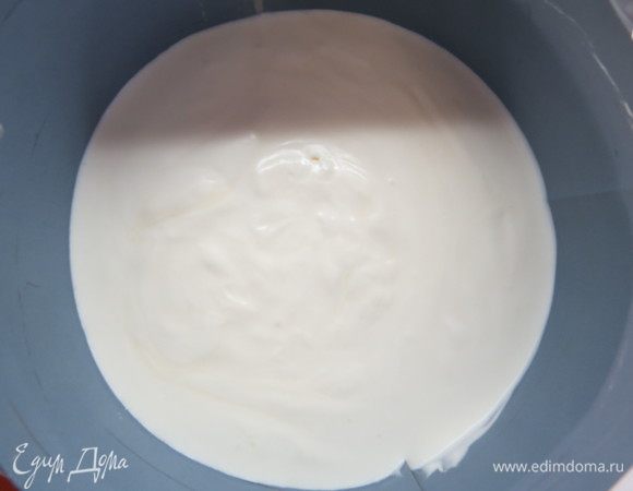 Сборка. Для сборки я использовала кольцо D=19 см. На дно в центр кольца кладем бисквит с бри, сверху выливаем половину сырного мусса, ставим в морозилку минут на 10 для того, чтобы мусс схватился. 